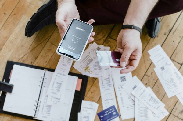 Comment les entreprises de services financiers peuvent-elles utiliser des applications mobiles pour améliorer l'expérience client?